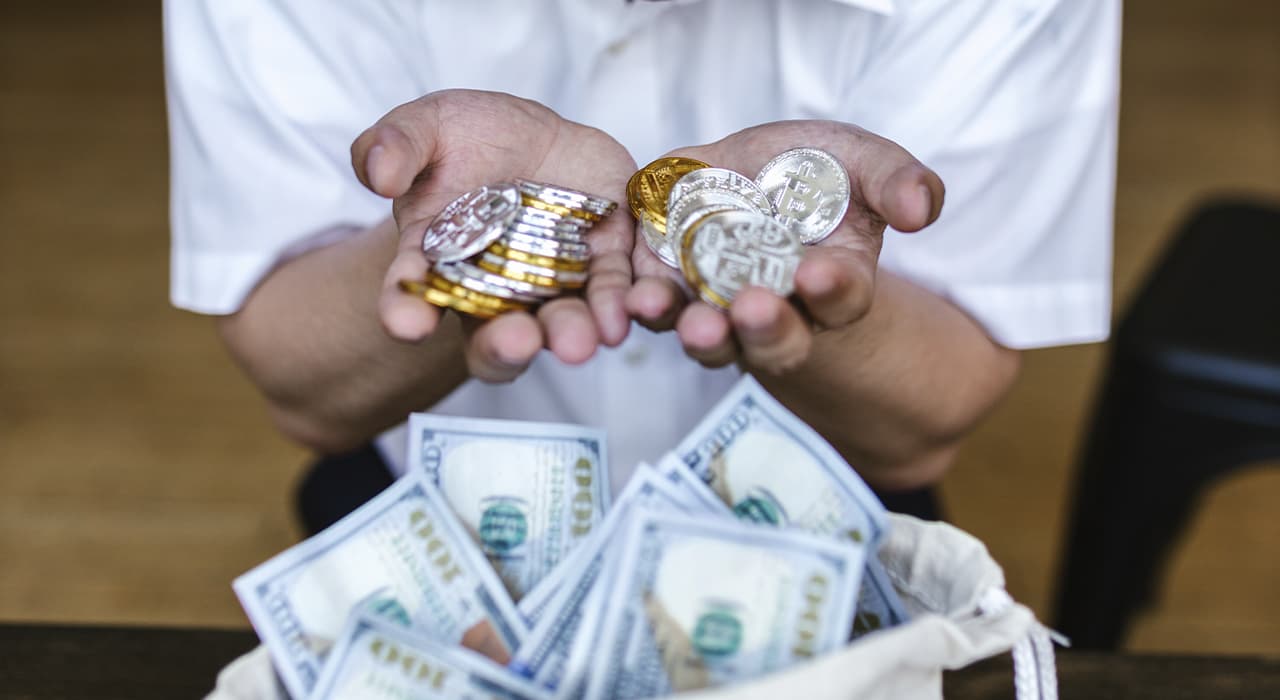 The difference between bitcoin and traditional currency